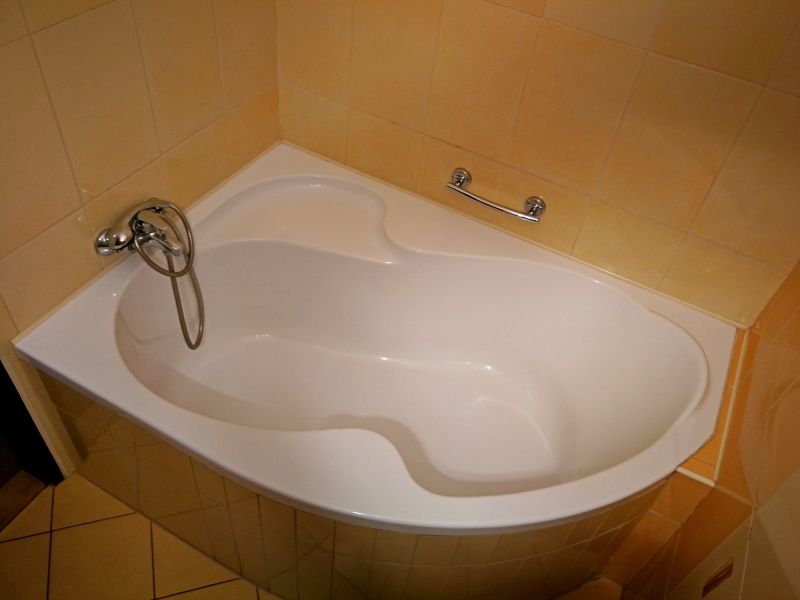 Space-saving Corner Tub